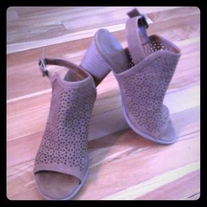 Universal Thread 4” open toe shoe